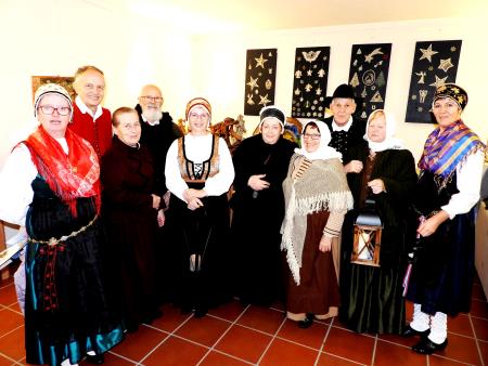 Predstavili so se z božičnimi pesmimi tudi koledniki Društva Folklore Cerklje